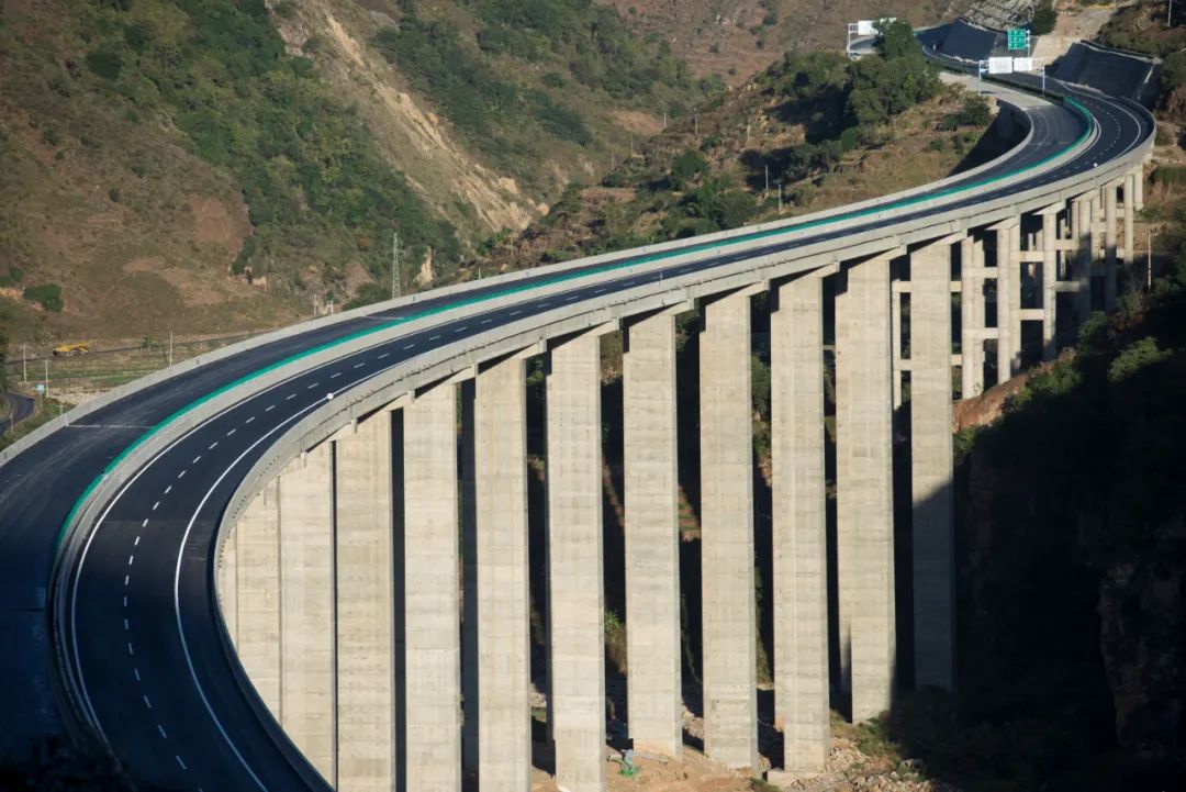 近日,华丽高速公路丽江市永胜县城至仁和段通车试运行,成为永胜高速
