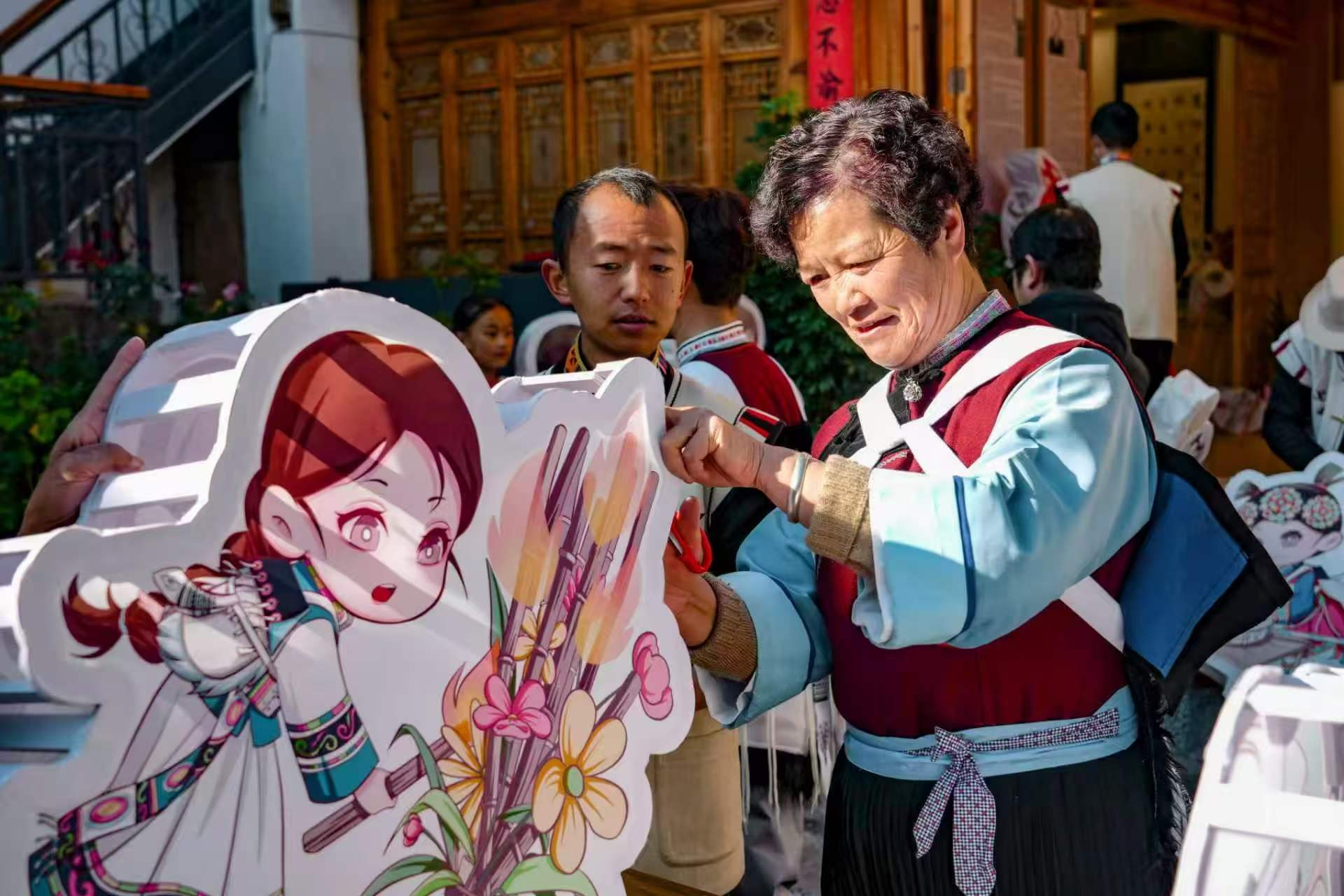 《巧手做花灯》 赵晓鹰 摄