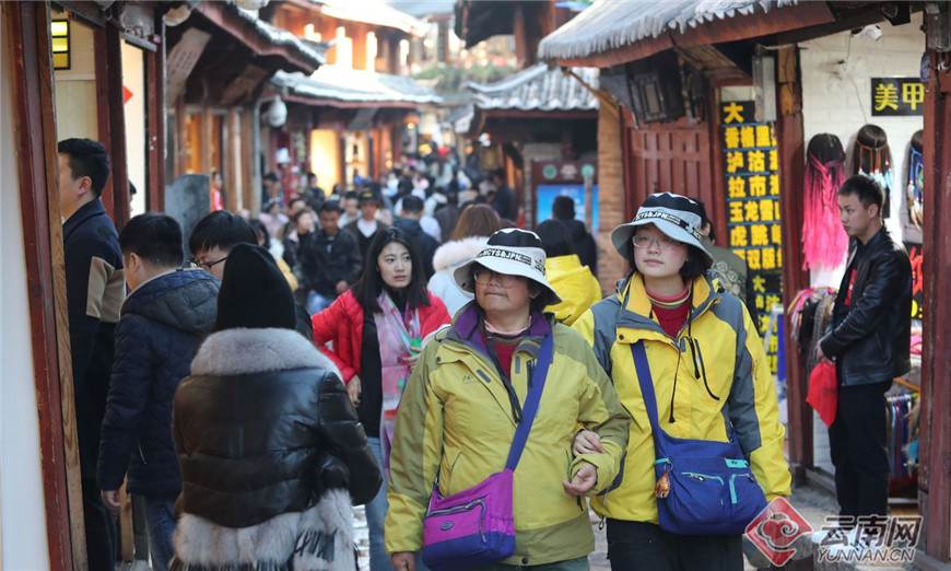 丽江古城游人如织,人气爆棚,春节期间游客接待量创历史新高.