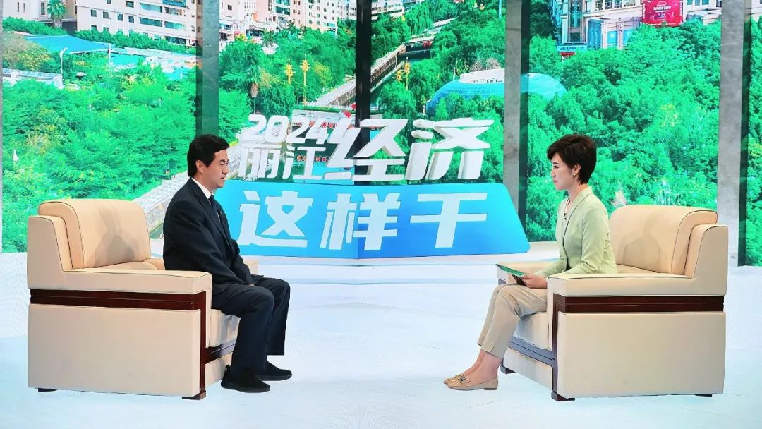7月4日,华坪县委副书记,县长和振做客丽江市融媒体中心,接受了记者