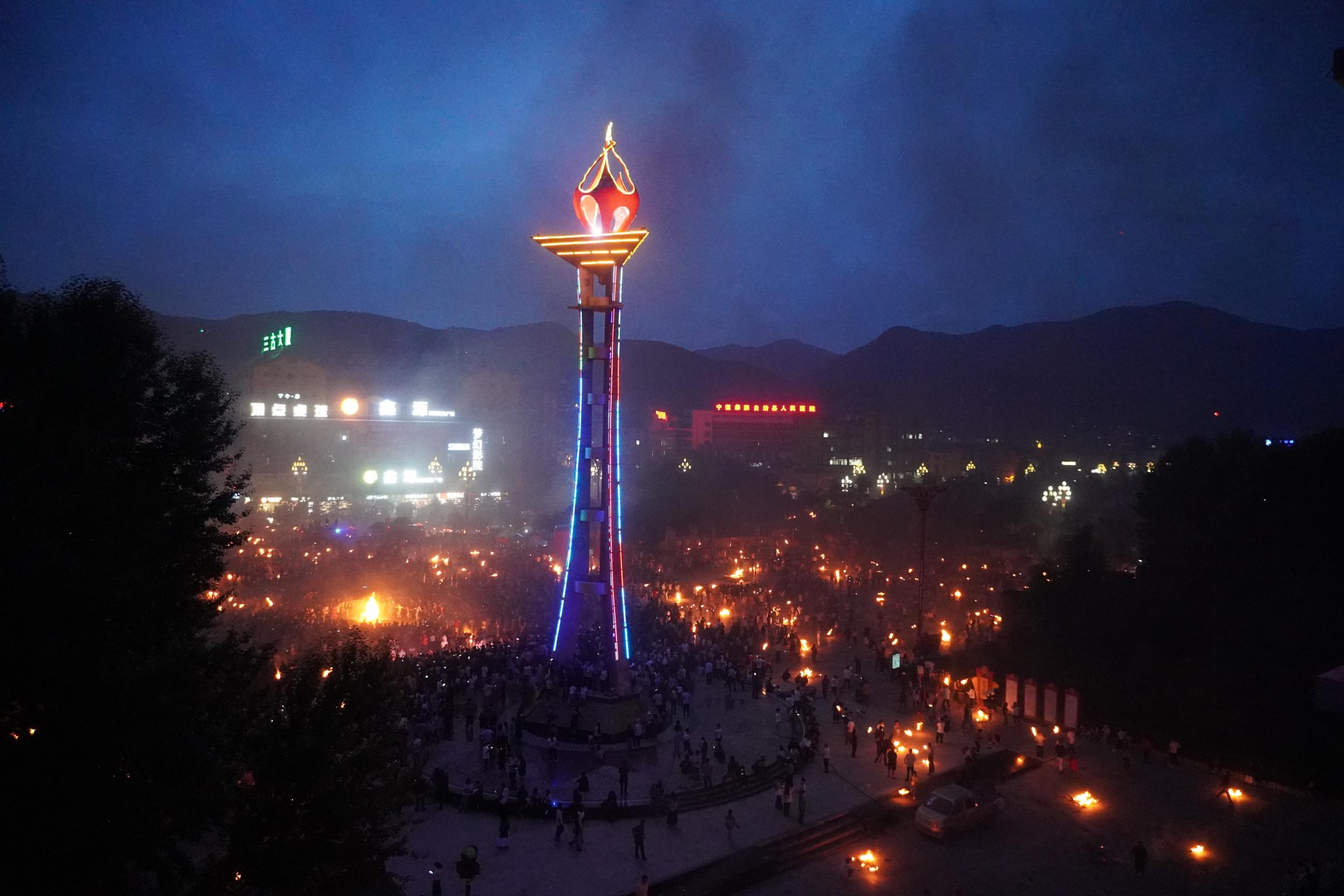 宁蒗火把节:火光照亮团结路 欢歌劲舞庆佳节